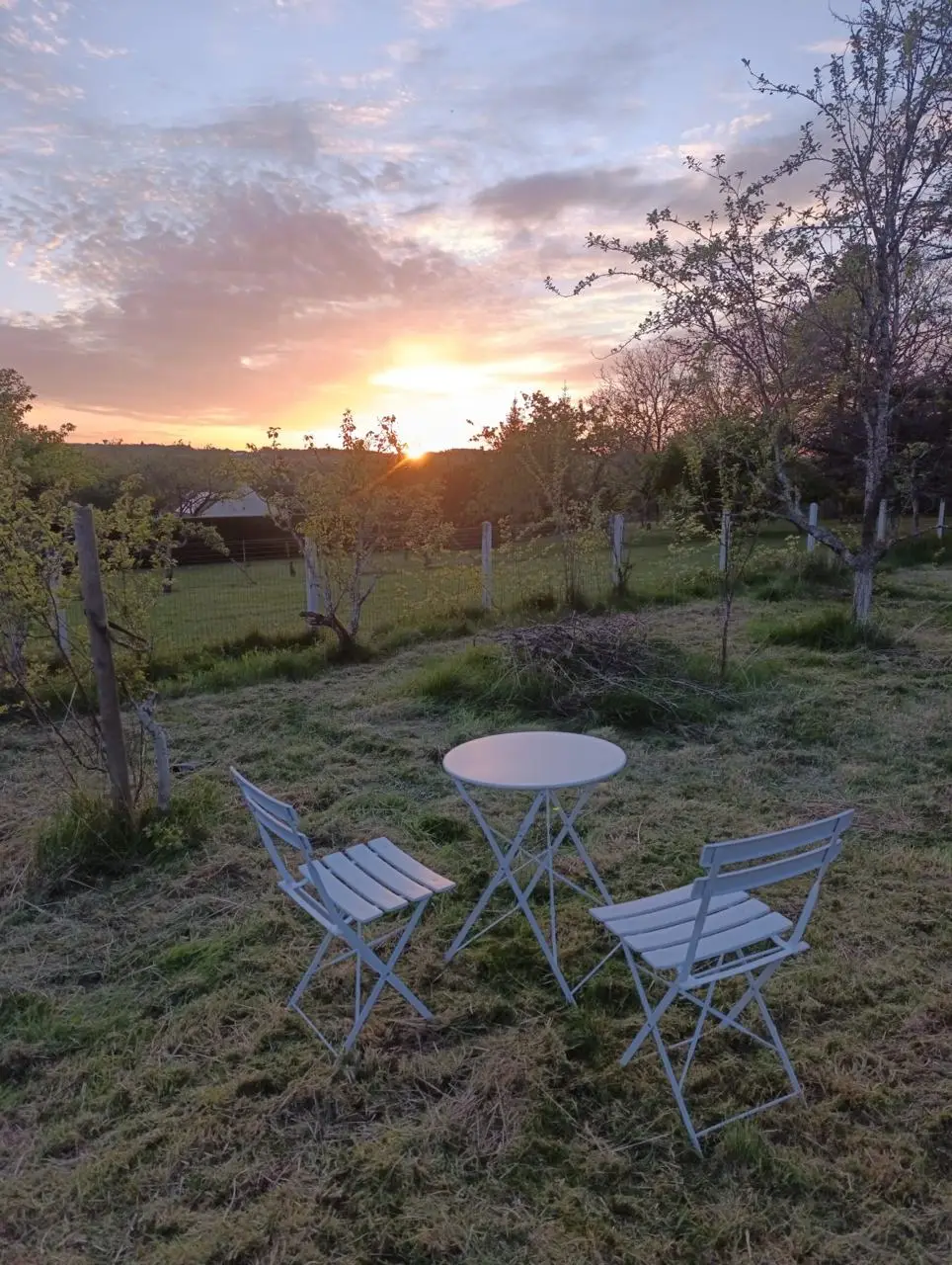 Deux chaises dans le jardin au coucher du soleil