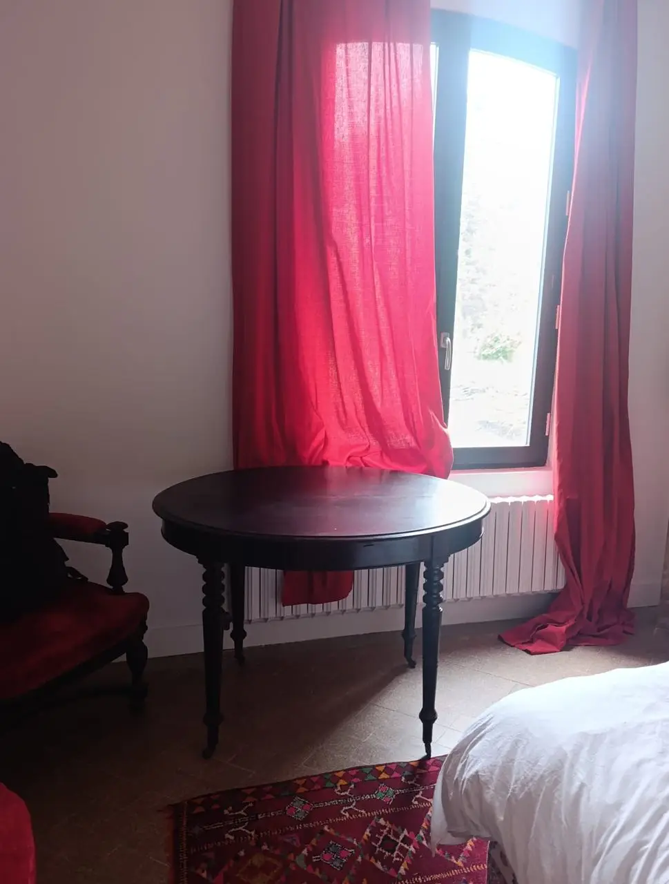 Chambre aux rideaux rouges