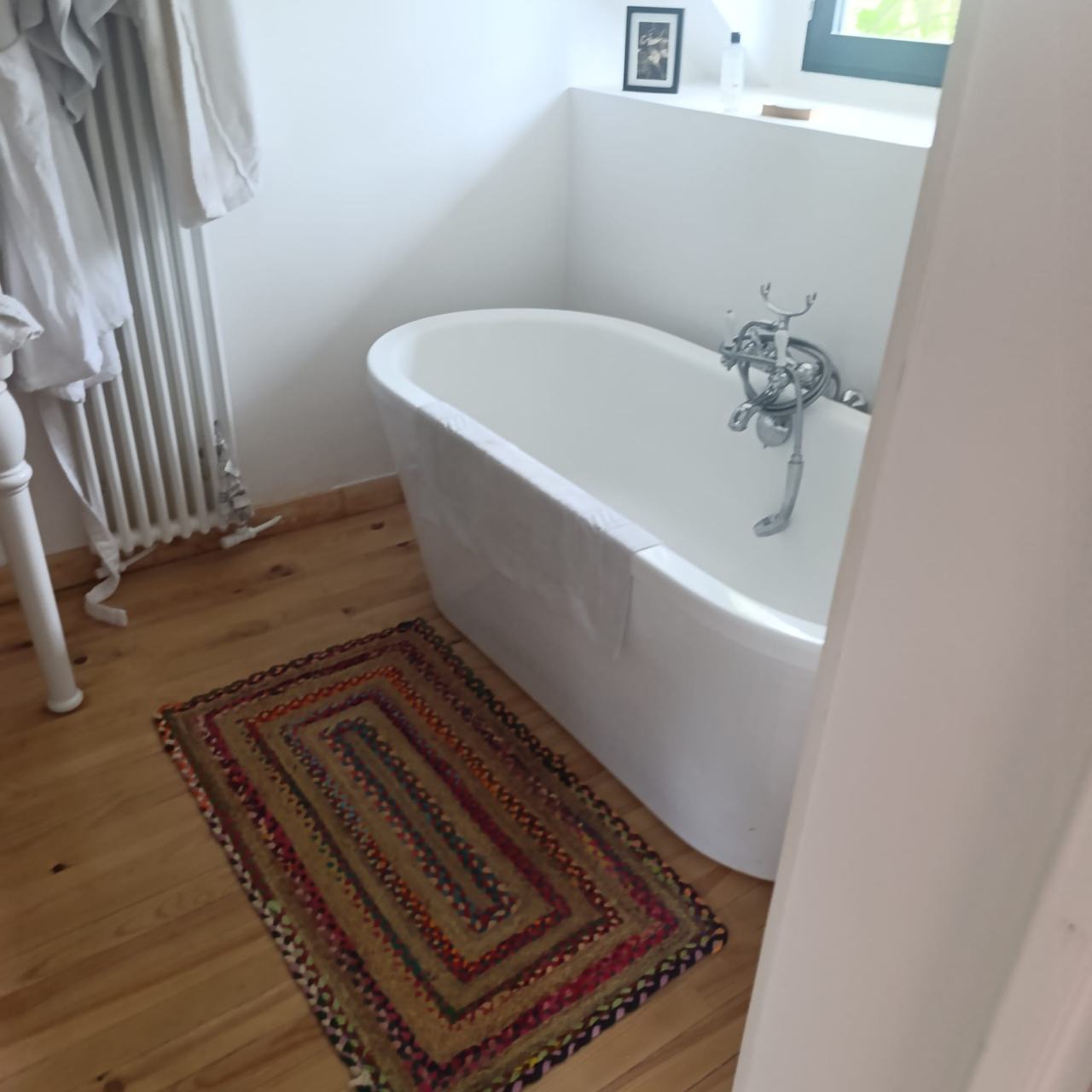 Salle de bains avec baignoire